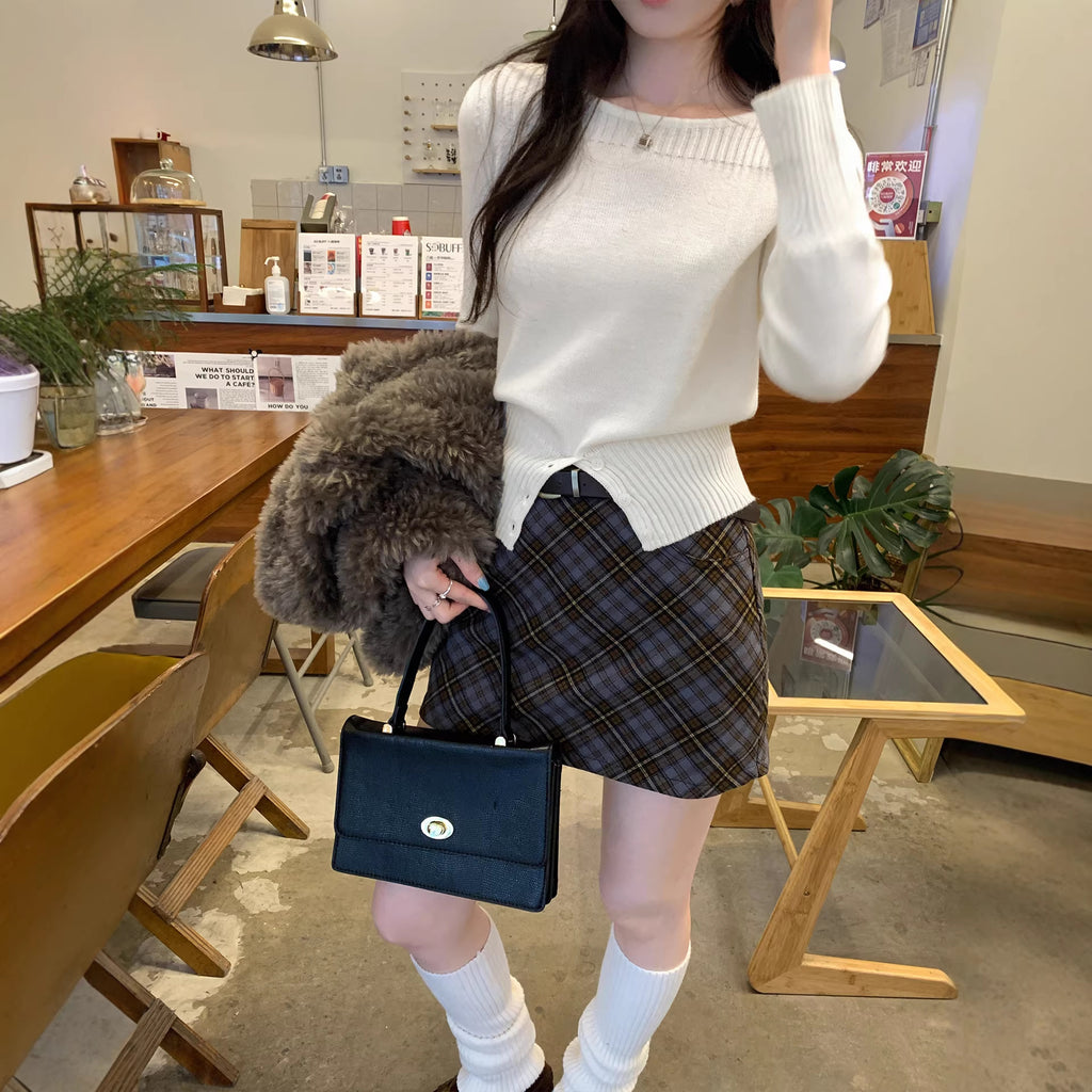 Chic  Fitted Buttoned Slim-Fit Knit Top for Women, Short Length, Long Sleeve